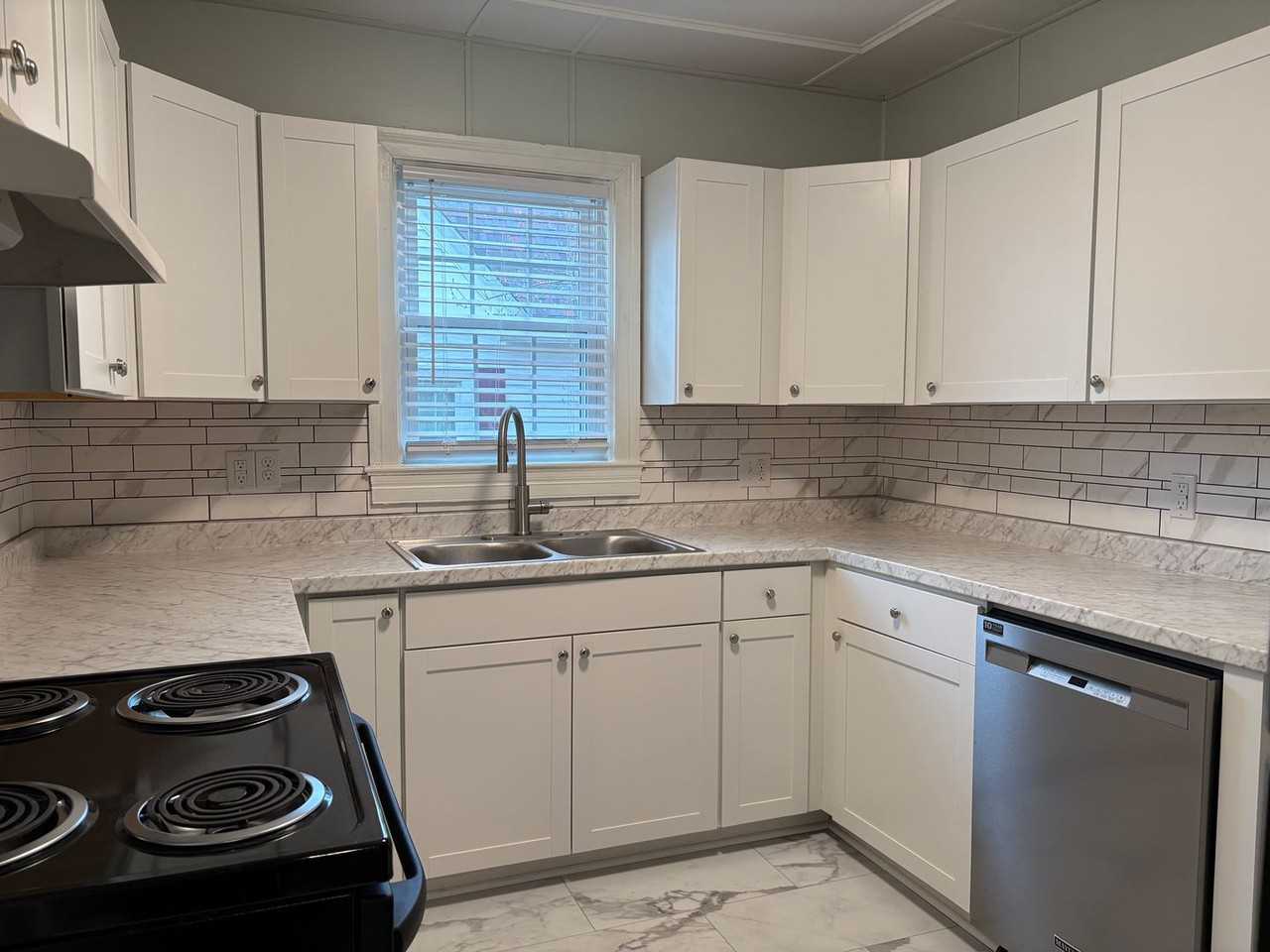 323 S Hamilton St - Photo 7 of 22