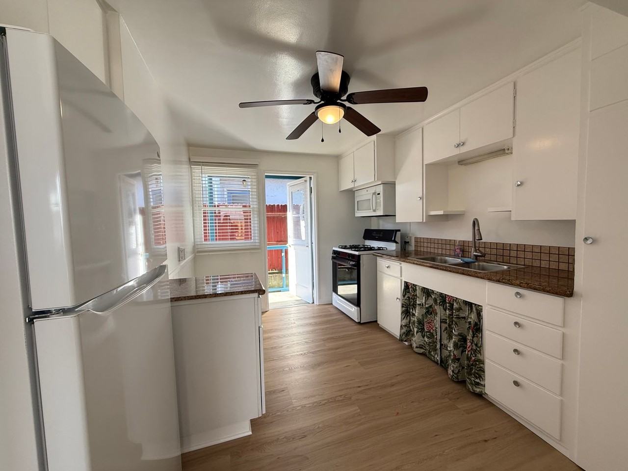 1033 Bath Ln - Photo 7 of 24