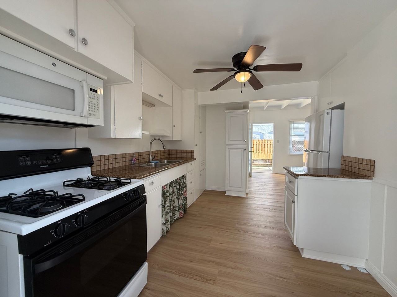 1033 Bath Ln - Photo 7 of 23