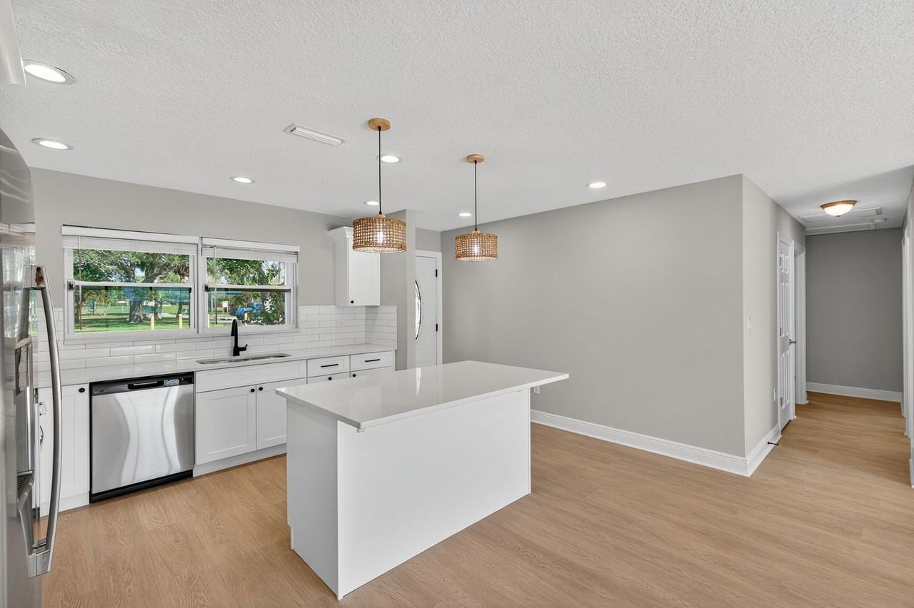 8110 Macoma Dr Ne - Photo 5 of 50