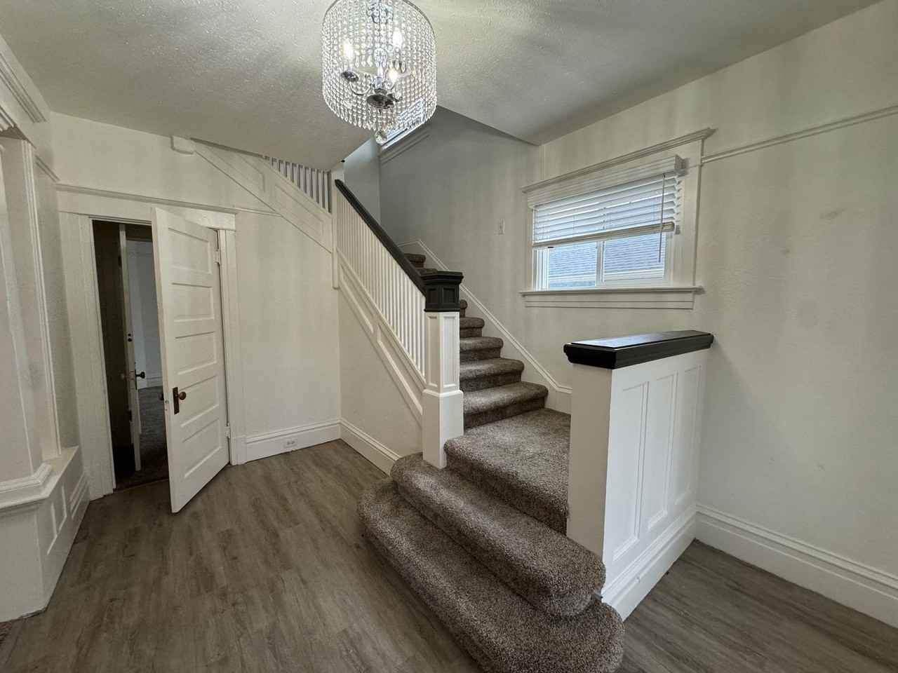 1258 Se Pine St - Photo 3 of 23