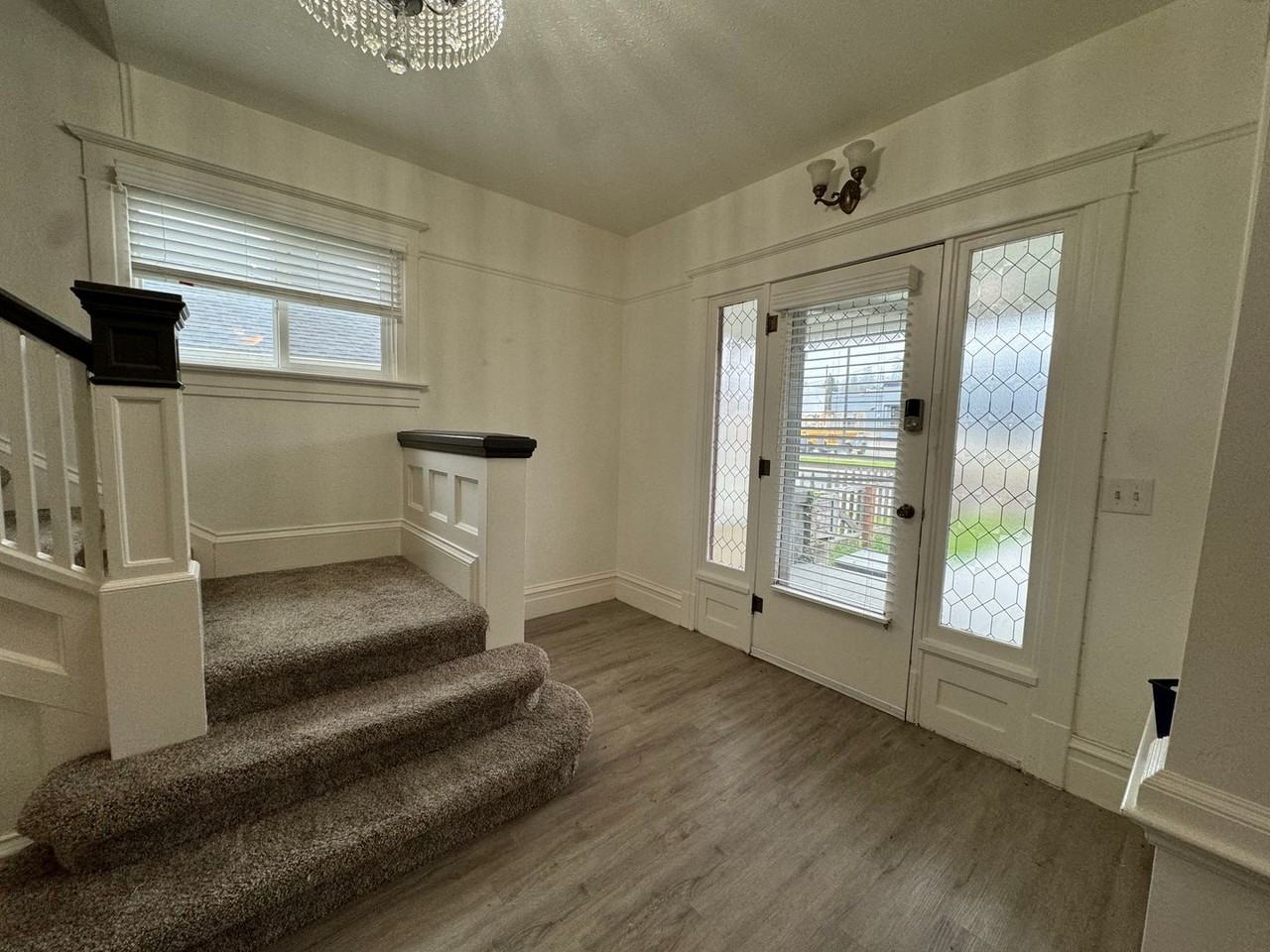 1258 Se Pine St - Photo 4 of 23