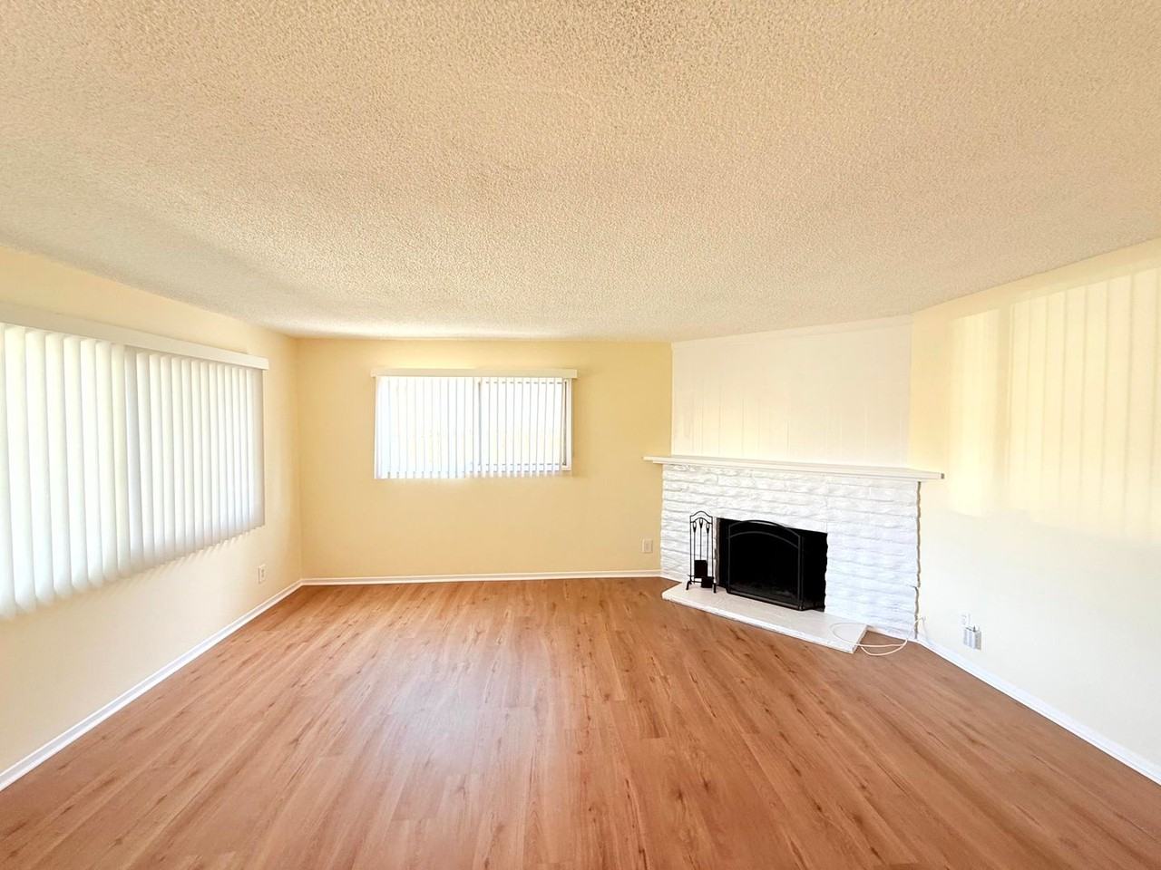 24006 Archwood St - Photo 4 of 37