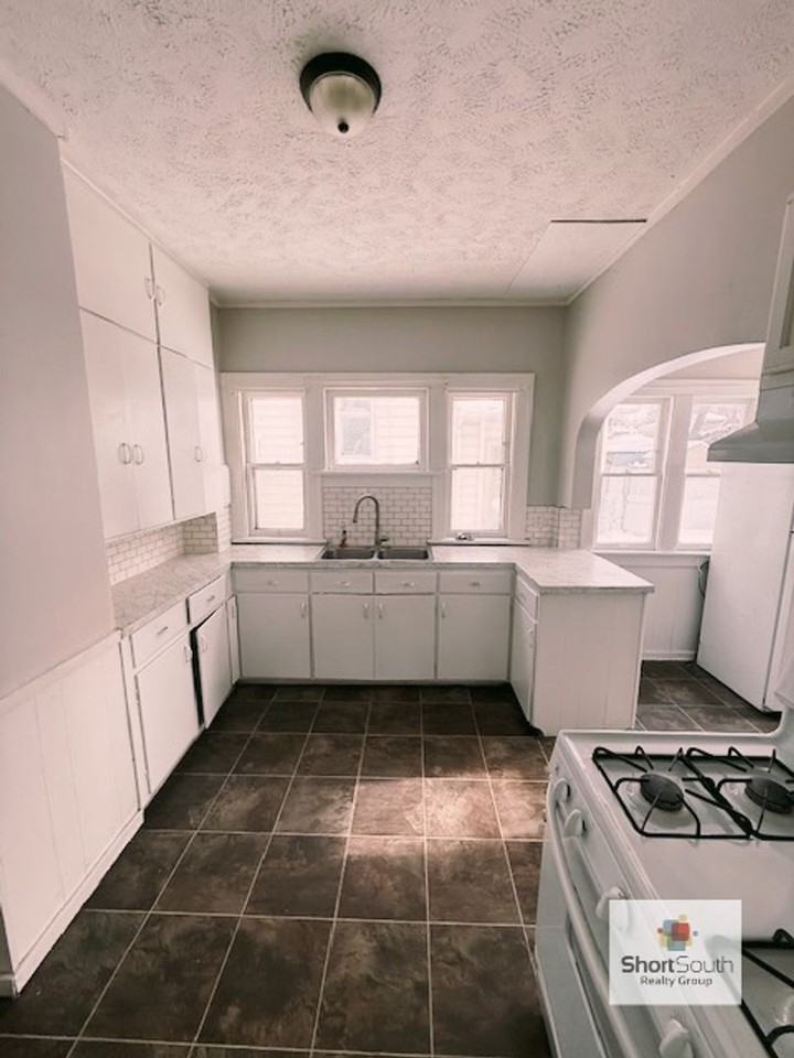 614 Prince St Se - Photo 3 of 12