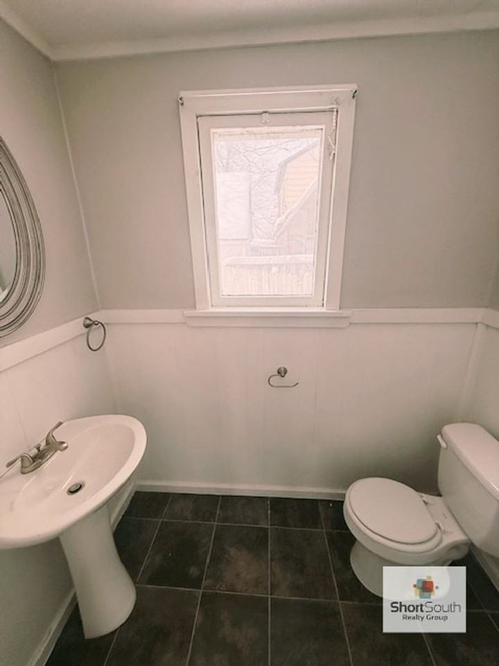 614 Prince St Se - Photo 5 of 12