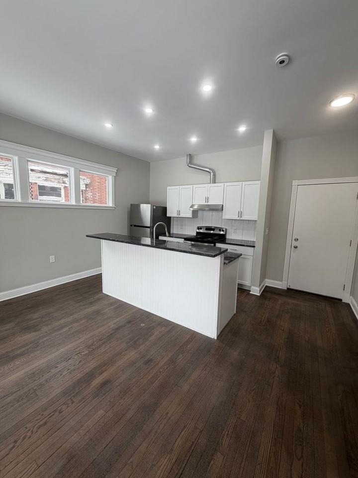 445 E Grand Blvd - Photo 2 of 18