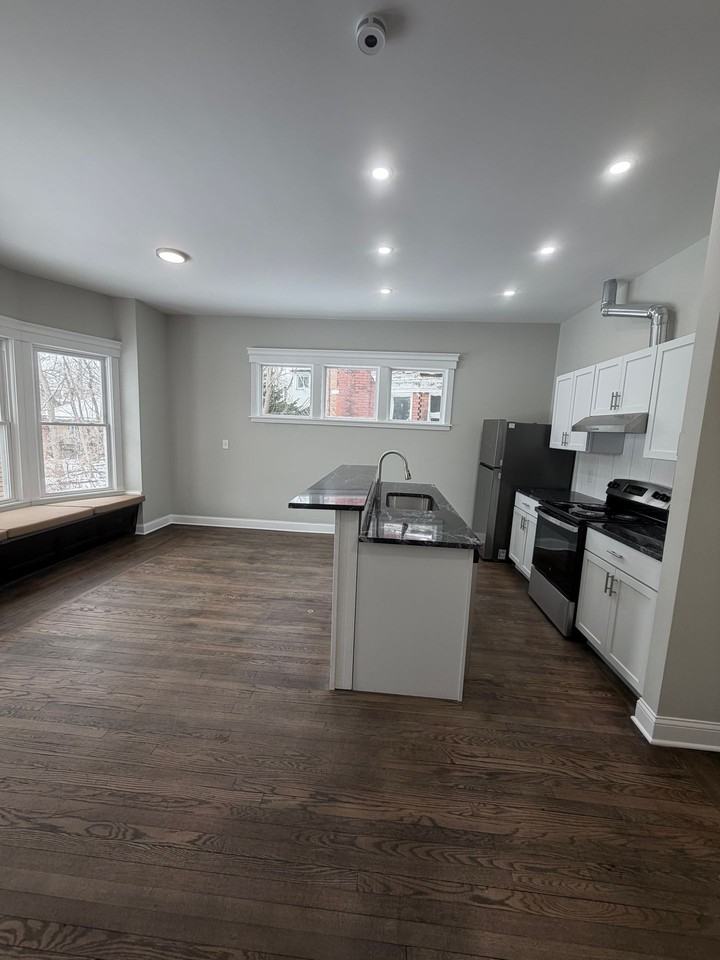 445 E Grand Blvd - Photo 3 of 18