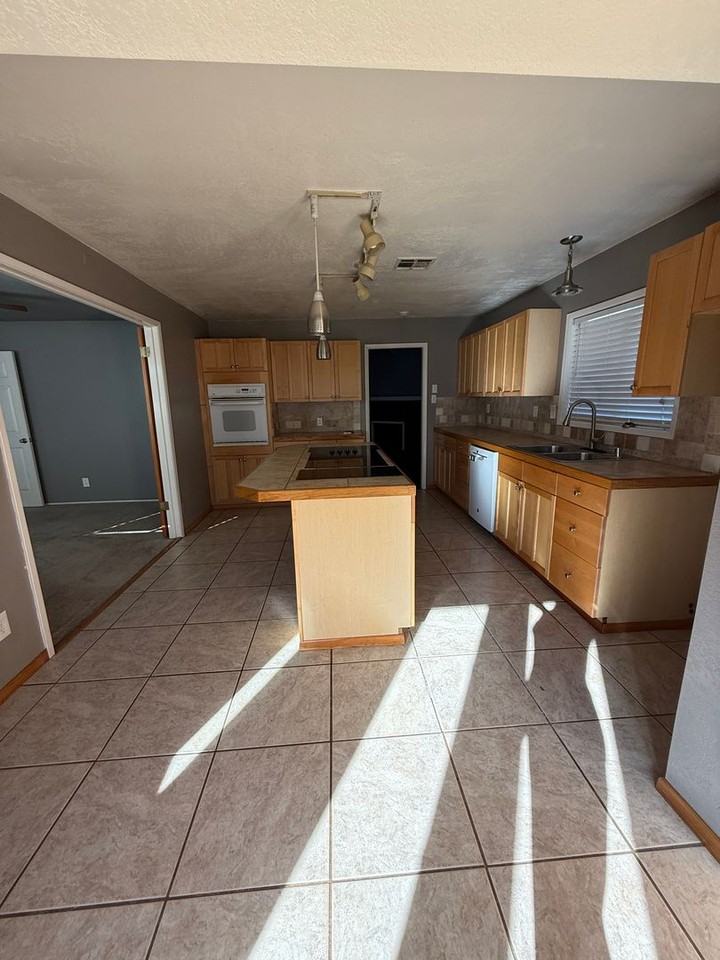 1605 Oakdale Ln - Photo 7 of 21