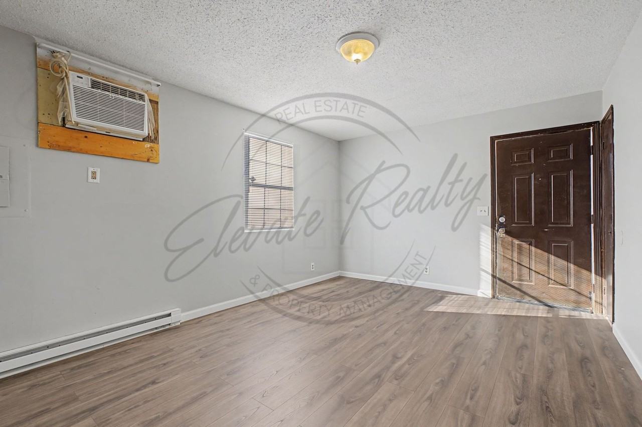 4424 Central Valley Dr - Photo 4 of 21