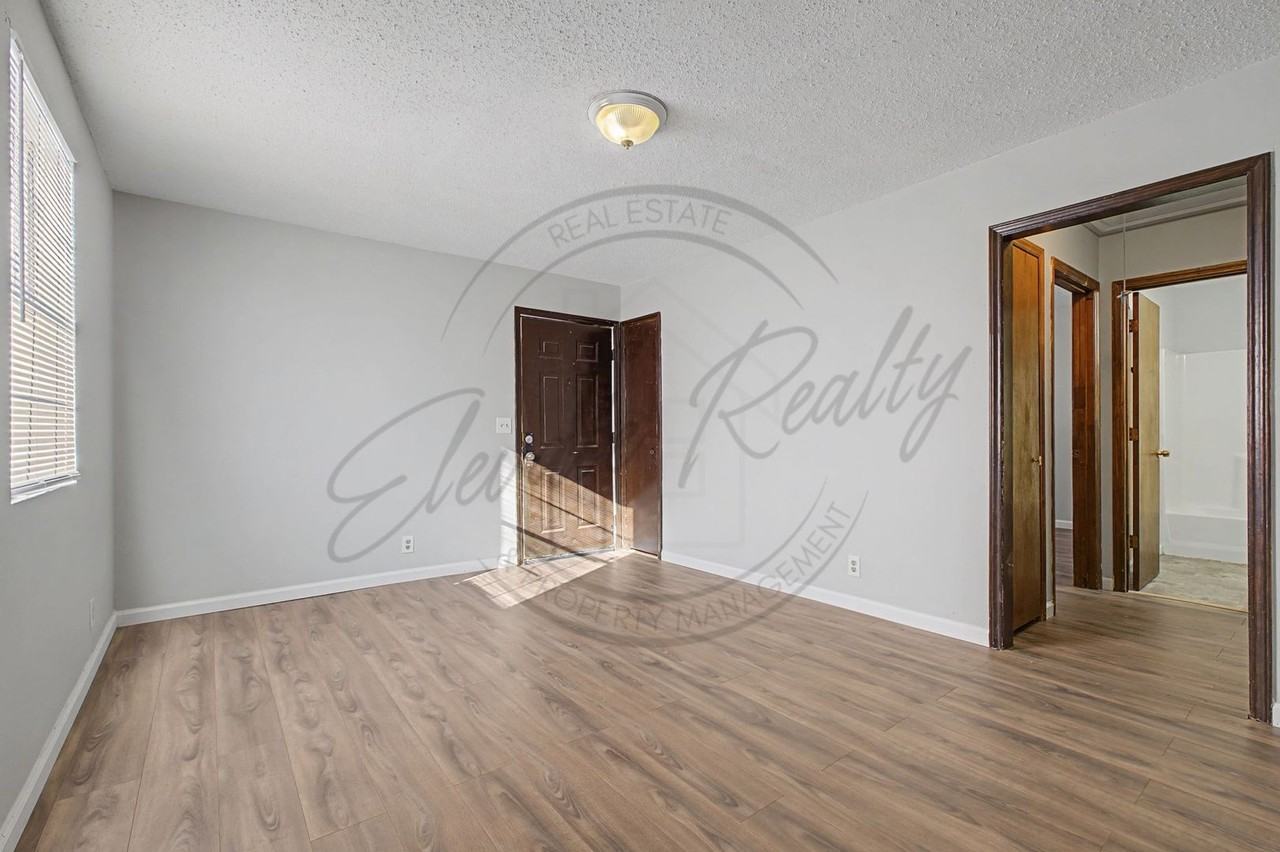 4424 Central Valley Dr - Photo 5 of 21