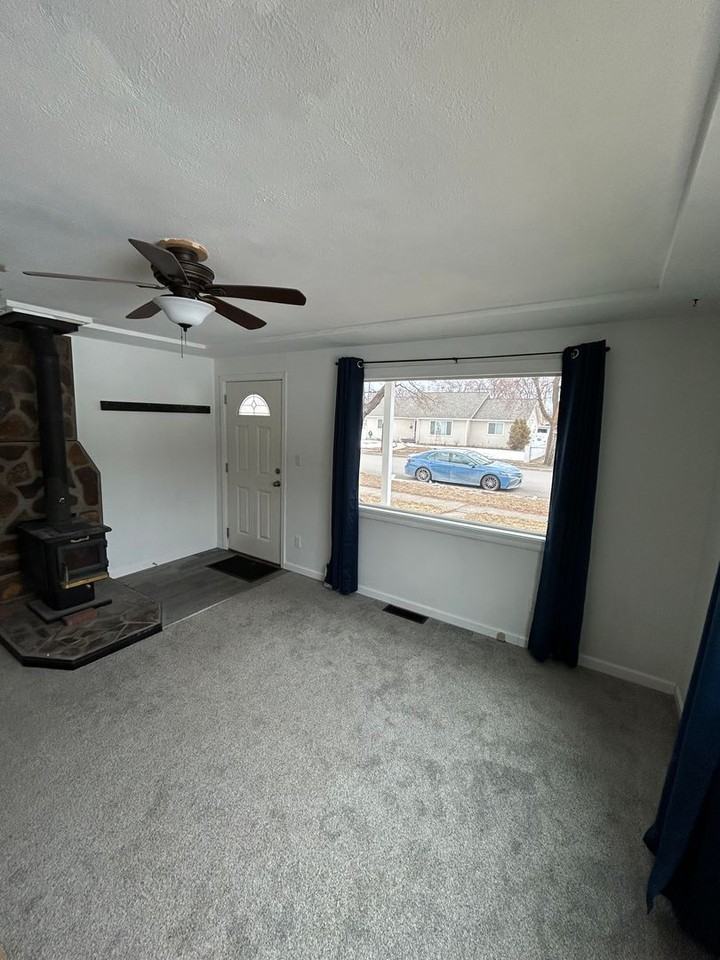 436 7th Ave W - Photo 3 of 16