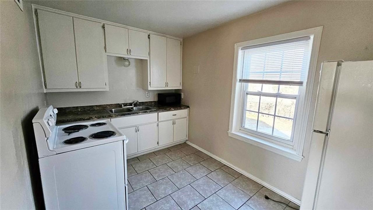 1133 N Purdue Ave - Photo 3 of 9