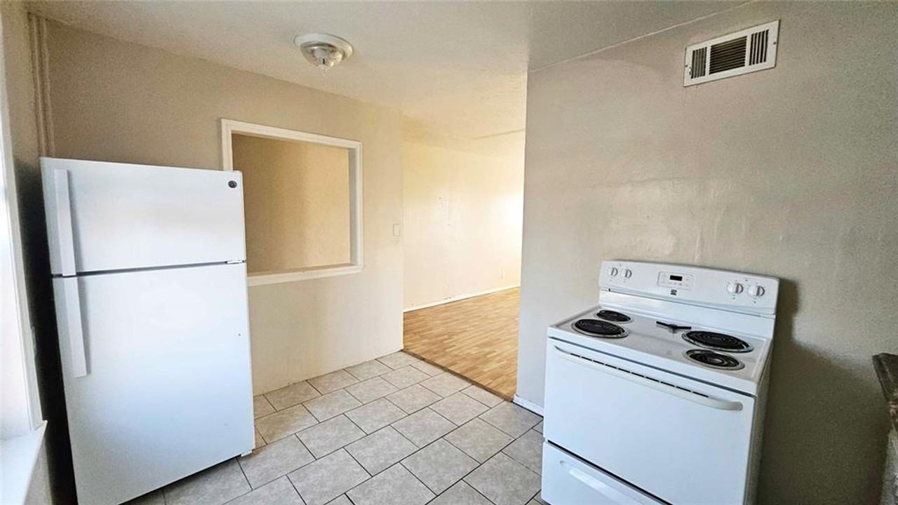 1133 N Purdue Ave - Photo 4 of 9