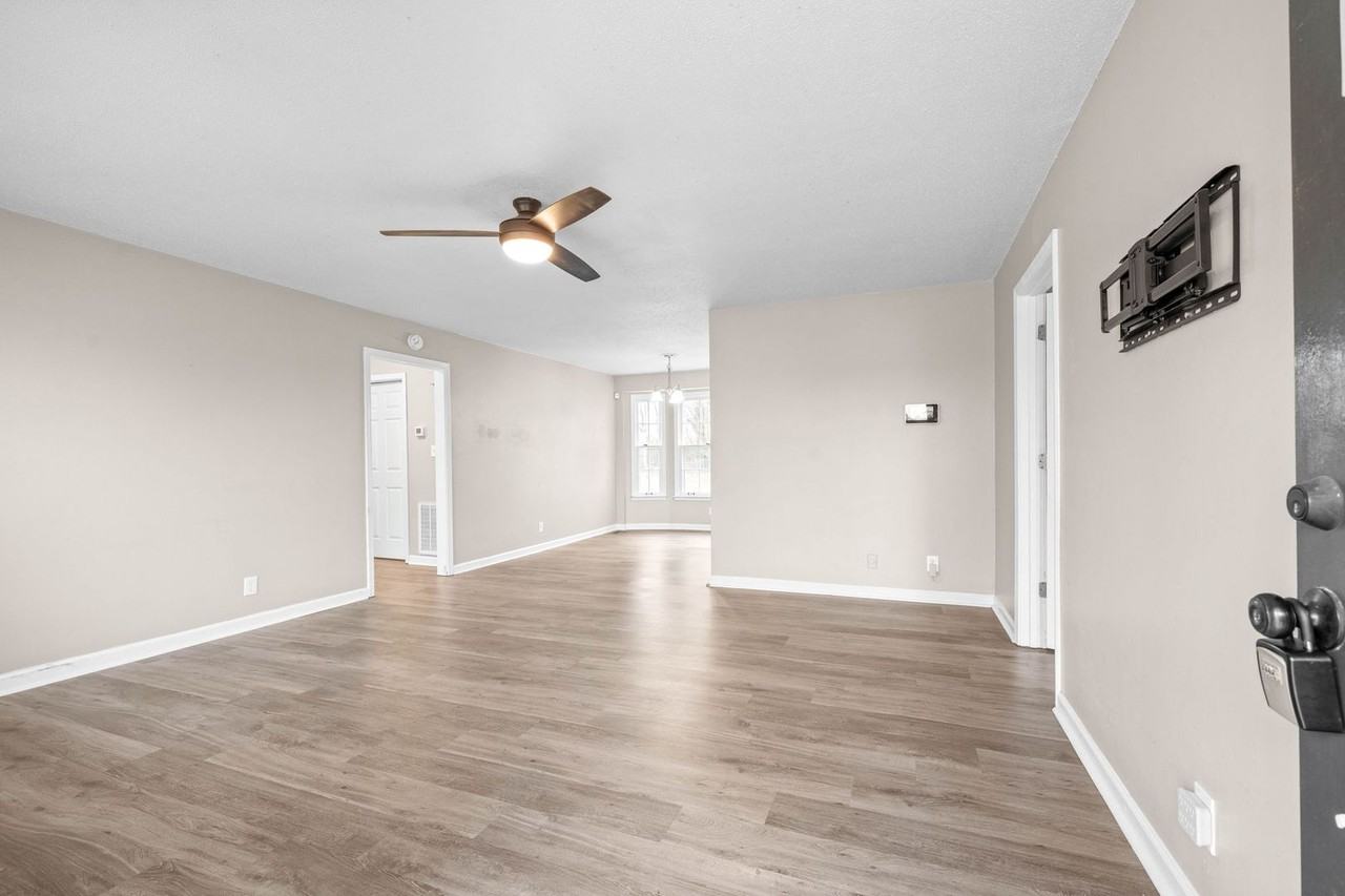 111 E St - Photo 3 of 26