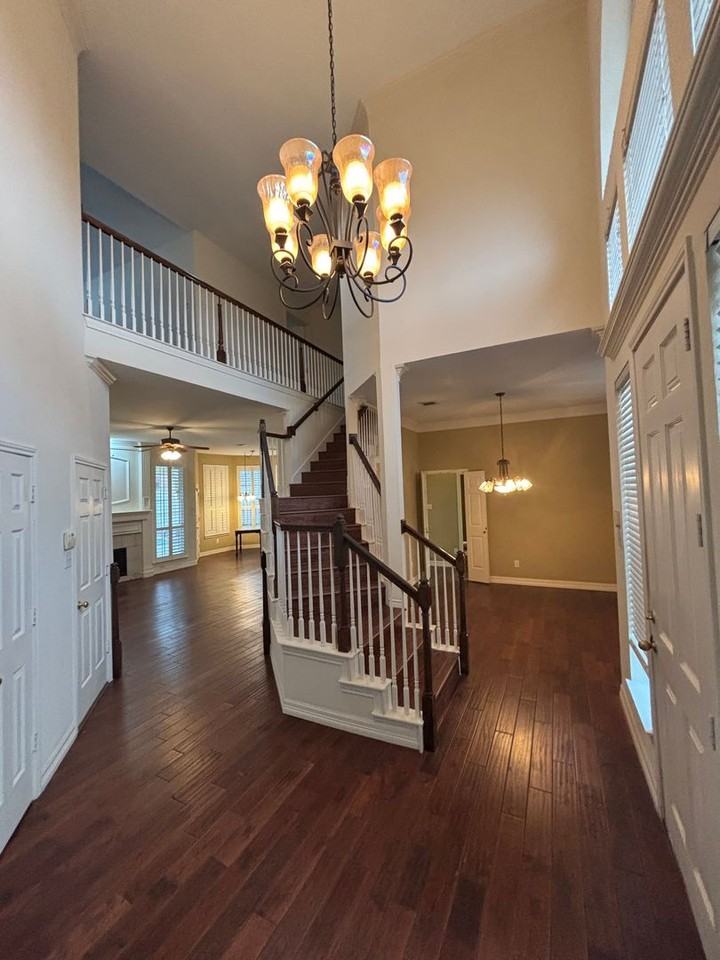 3917 Overlake Dr - Photo 2 of 25