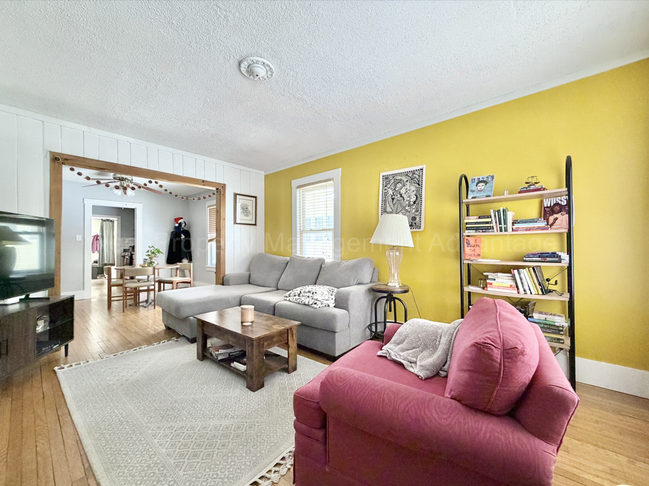 228 E Cambourne St - Photo 4 of 29