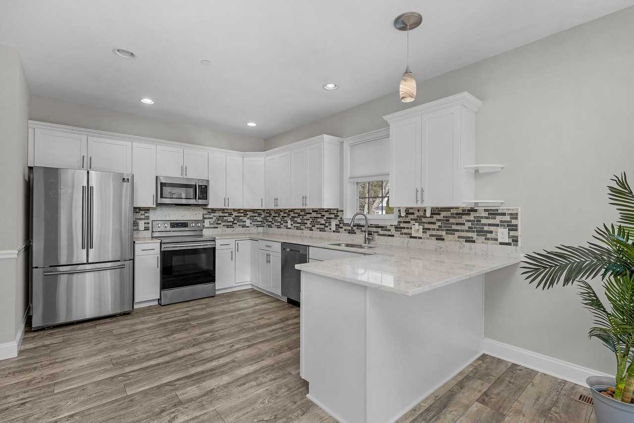 7620 N Point Rd - Photo 3 of 34