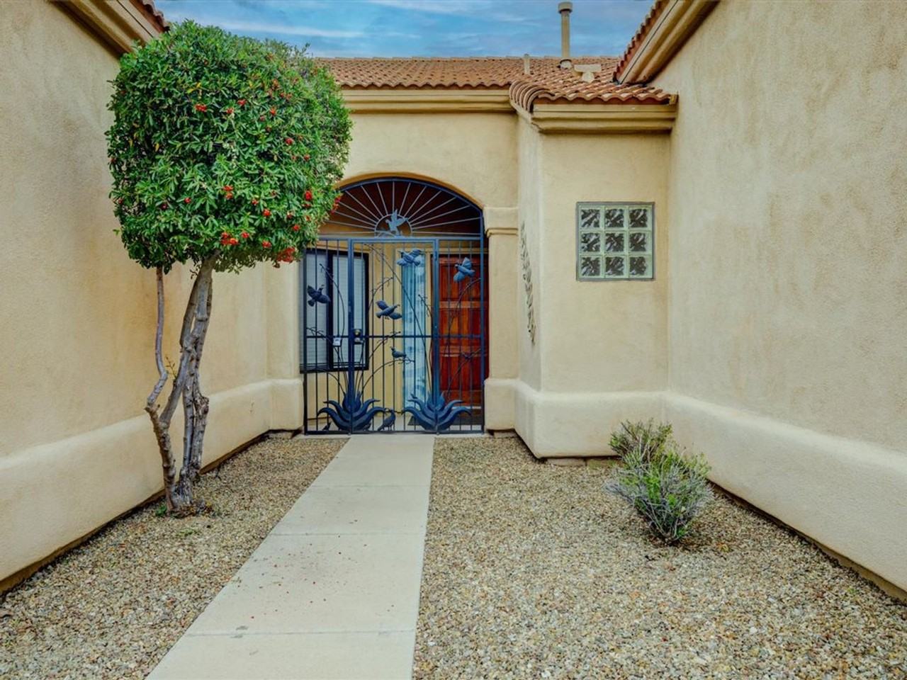 7659 E Park View Dr - Photo 3 of 30