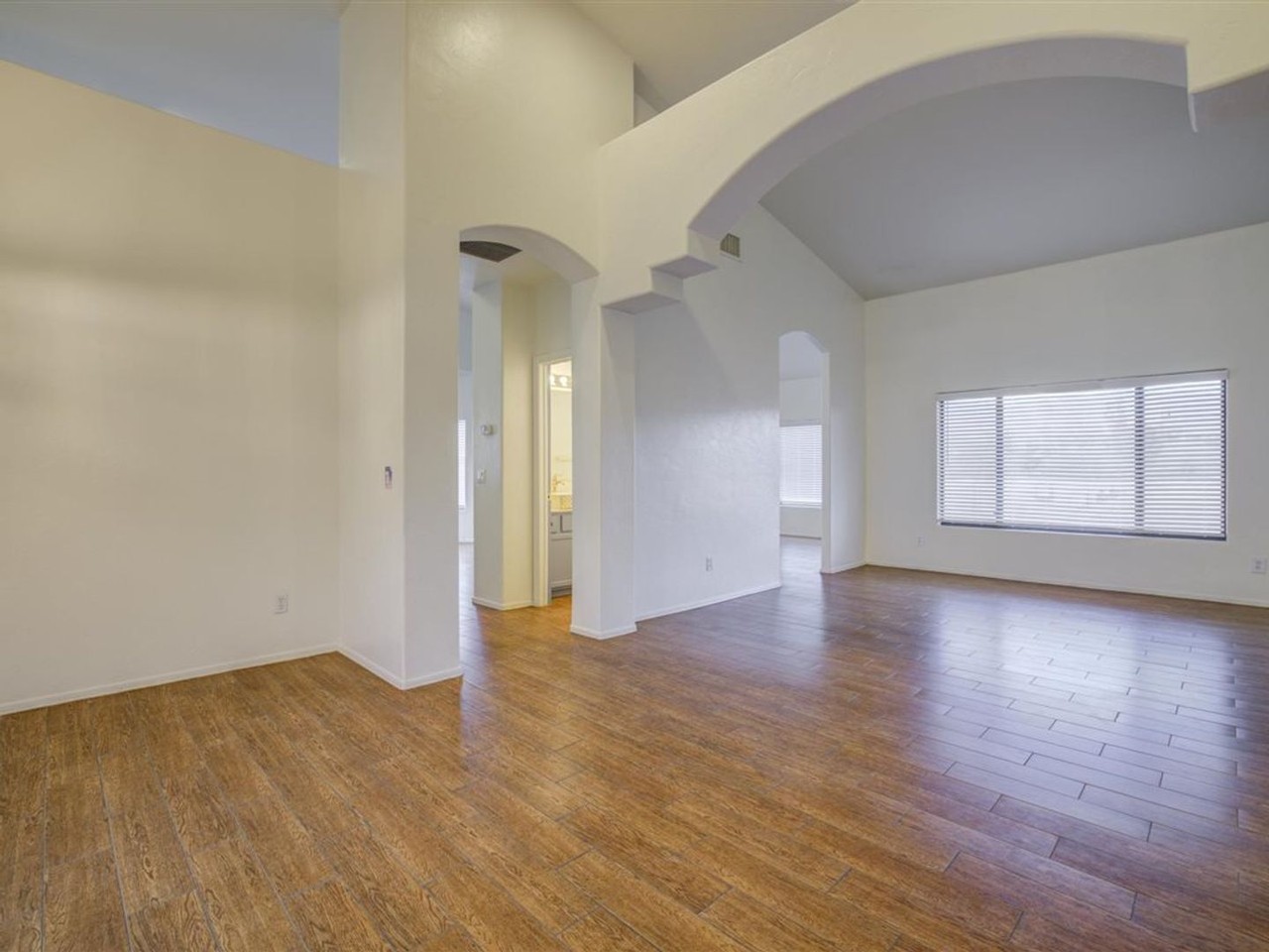 7659 E Park View Dr - Photo 4 of 30