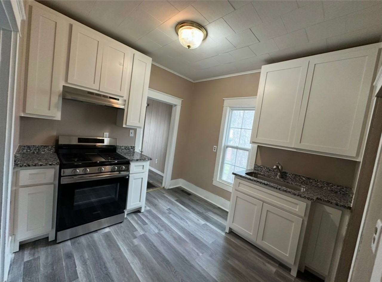 212 W Central Ave - Photo 2 of 5