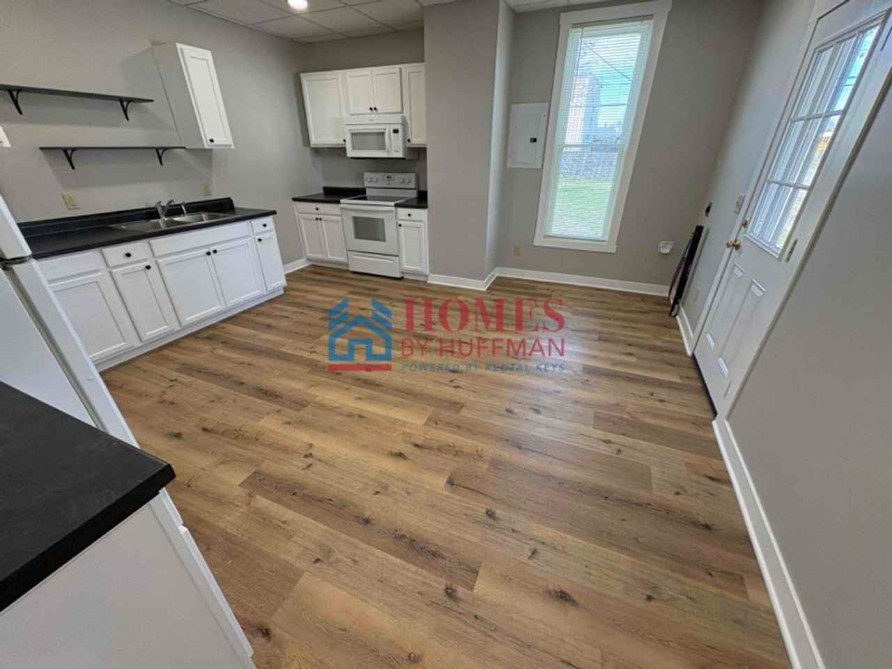 1101 W 3rd St - Photo 4 of 8