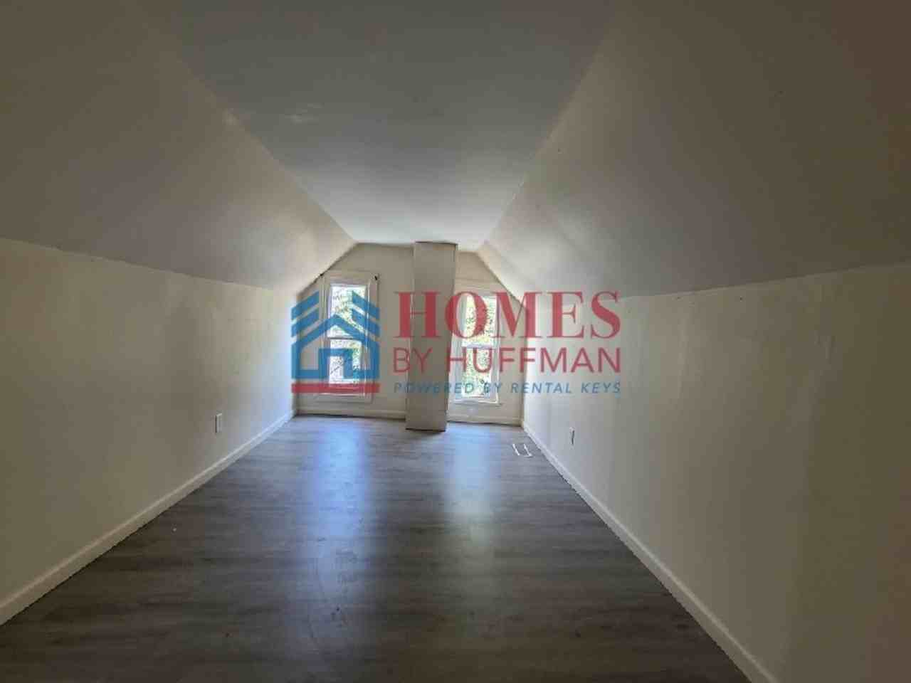 1319 Oakley St - Photo 6 of 14