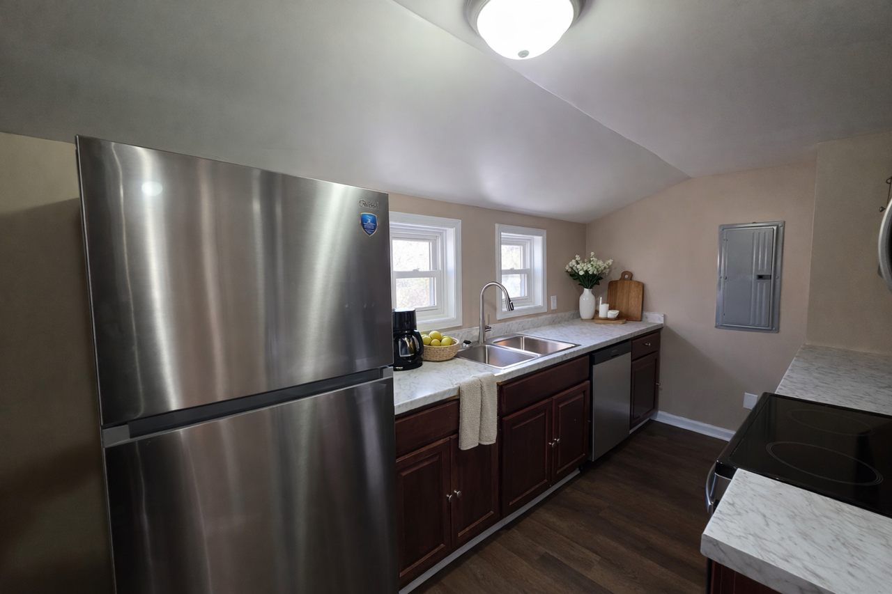 218 Locust St - Photo 5 of 33