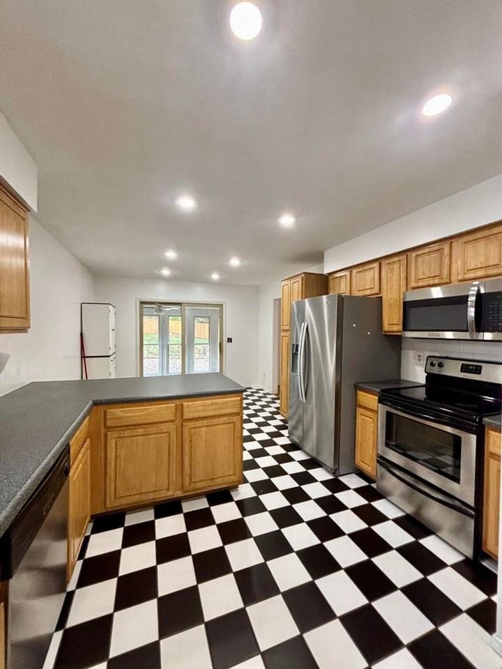 4614 S Falcon Ct - Photo 3 of 9