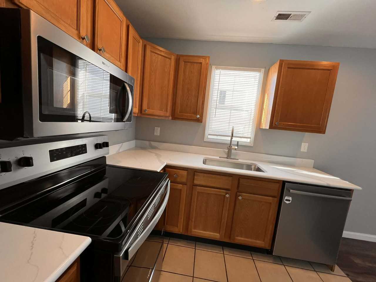 1701B Pleasant St #1701B - Photo 4 of 18