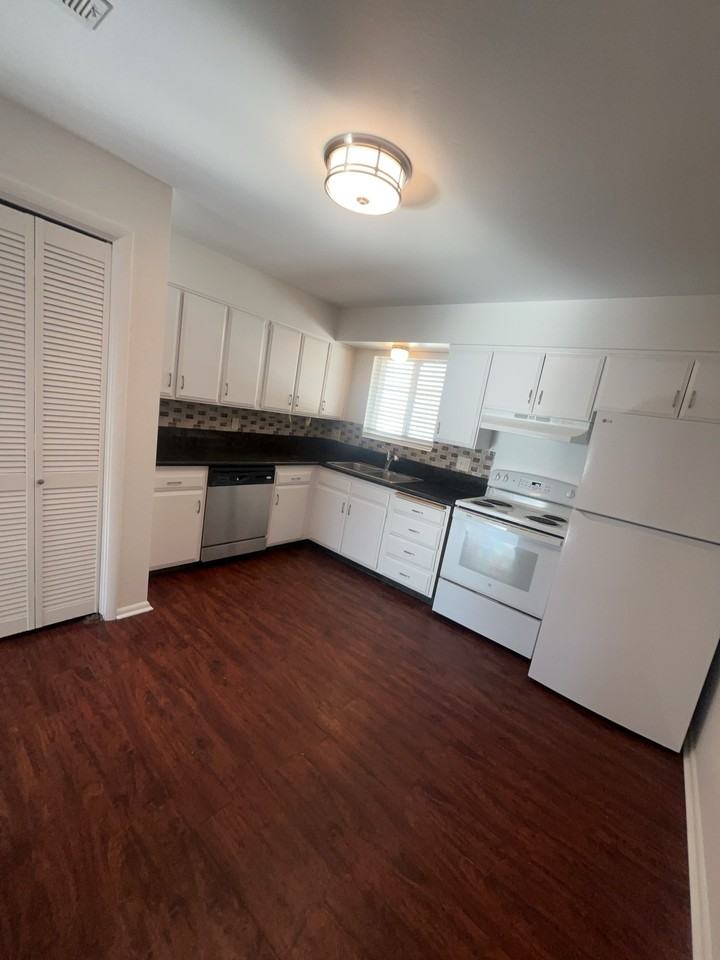 351 E Park Creeke Ln #B - Photo 3 of 15