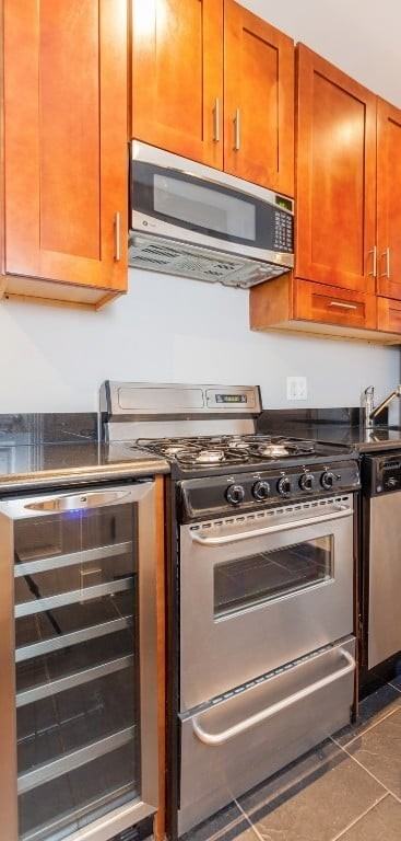 E 10th St #1A - Photo 4 of 7