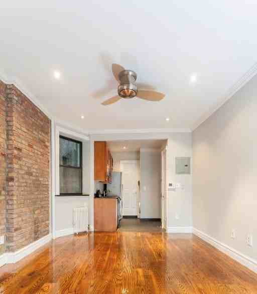 E 10th St #2D - Photo 7 of 7