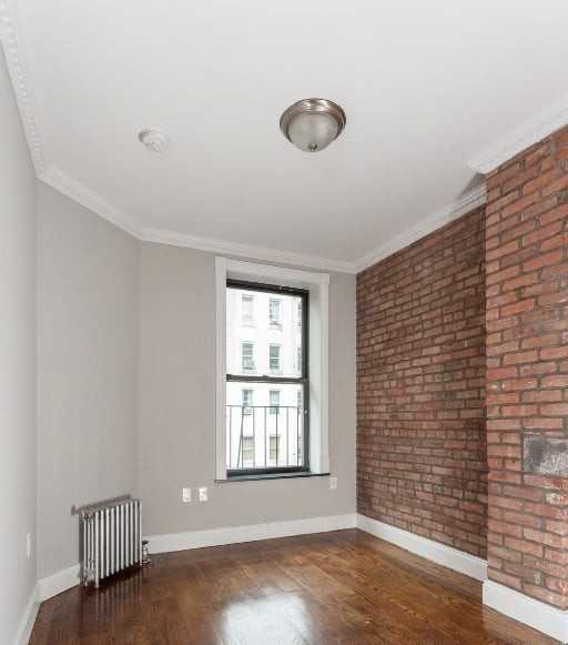 E 9th St #10 - Photo 4 of 8