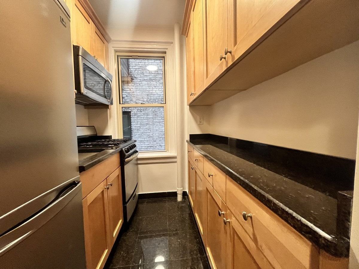 E 10th St #4C - Photo 4 of 6