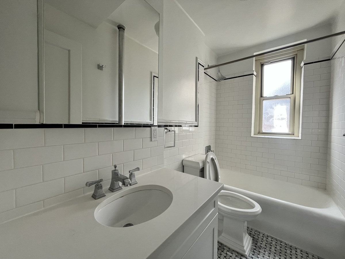 E 10th St #4C - Photo 5 of 6