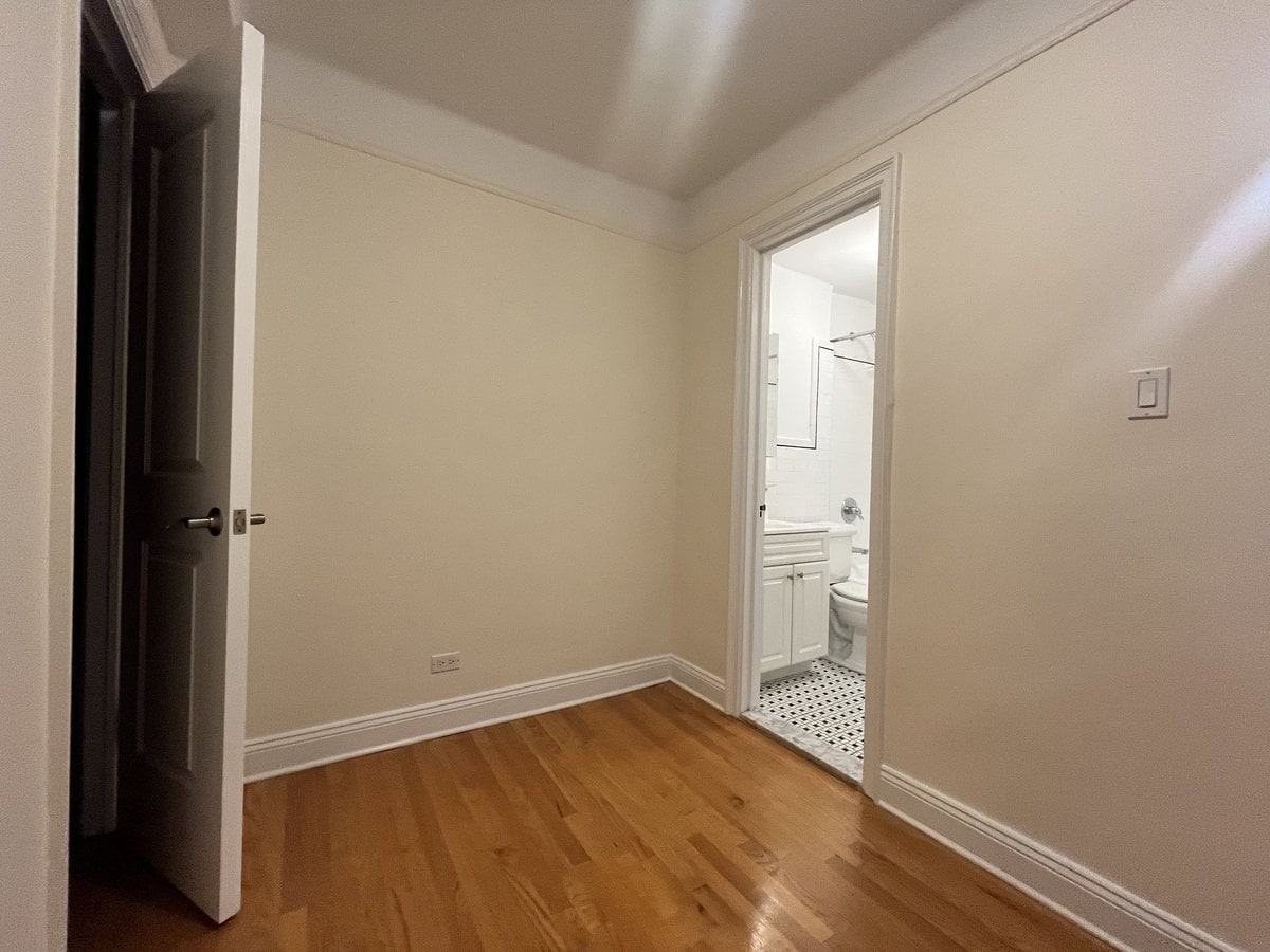 E 10th St #4C - Photo 6 of 6