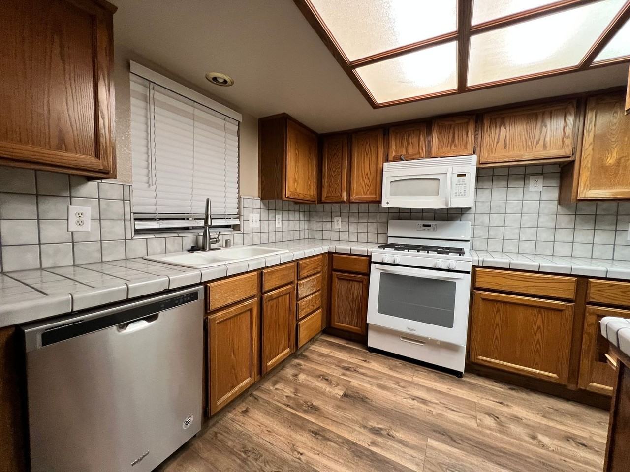 1688 University Ave - Photo 4 of 28