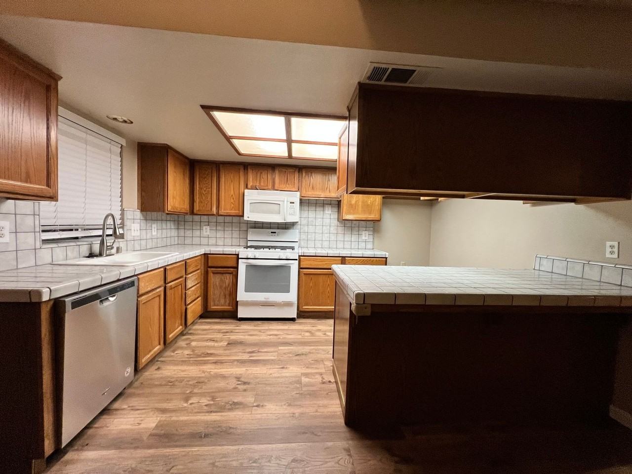 1688 University Ave - Photo 6 of 28