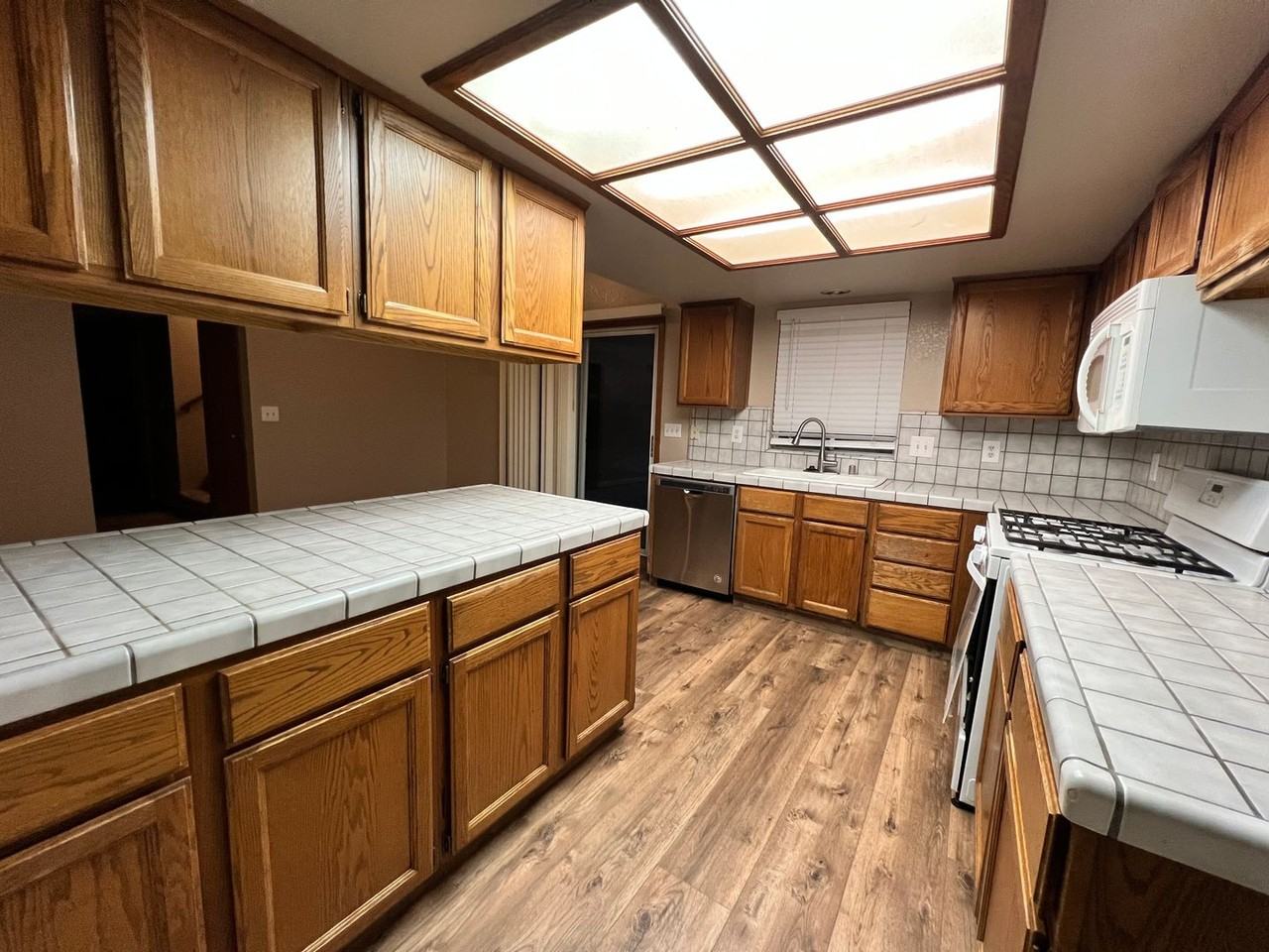 1688 University Ave - Photo 7 of 28