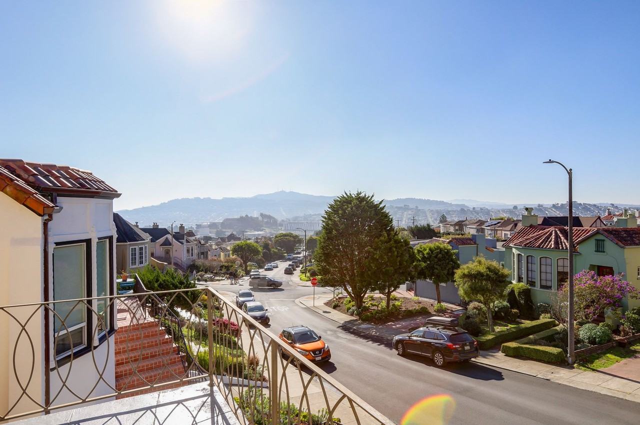 330 Hazelwood Ave - Photo 4 of 33