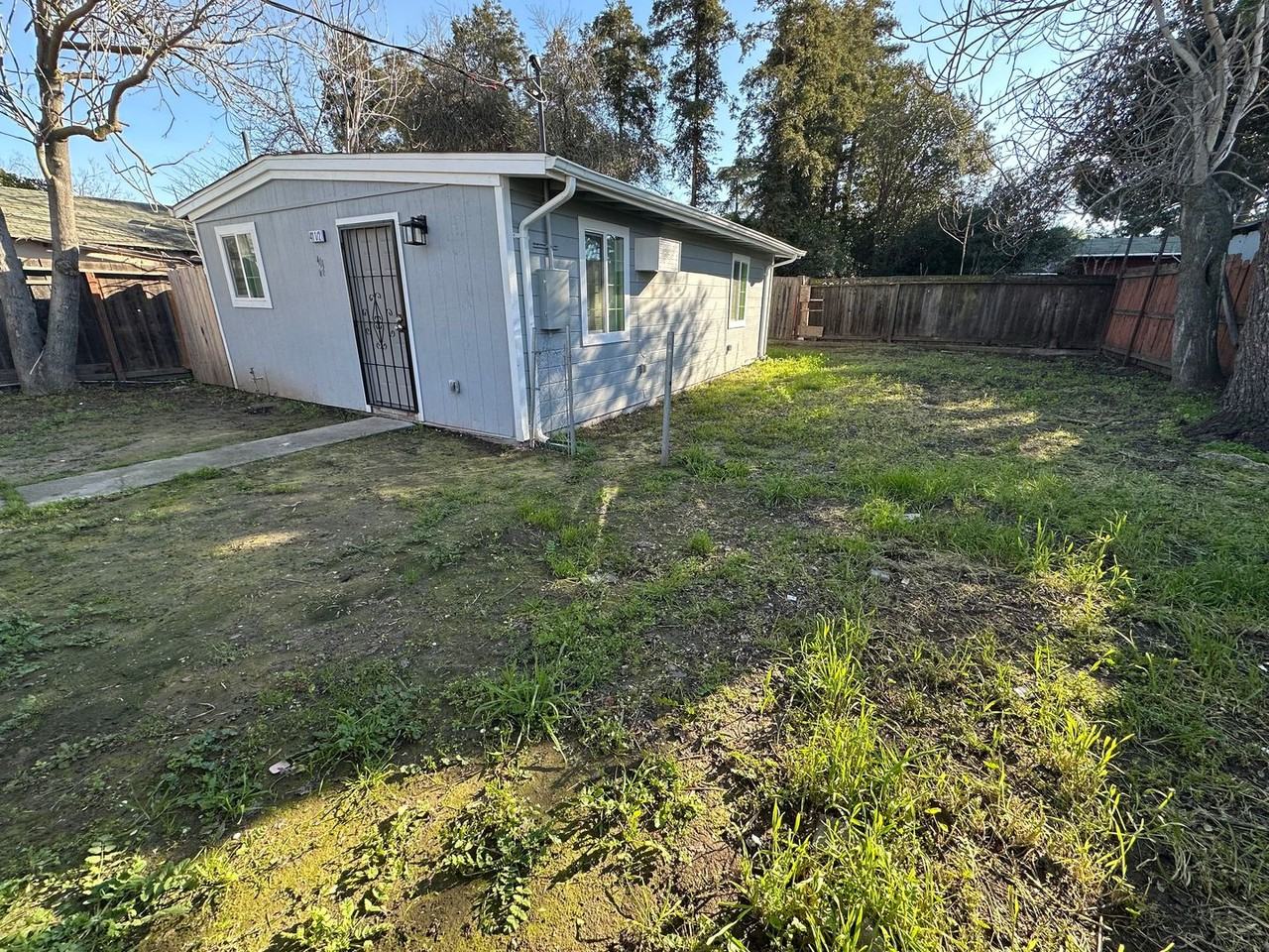 411 1/2 W 19th St - Photo 2 of 13