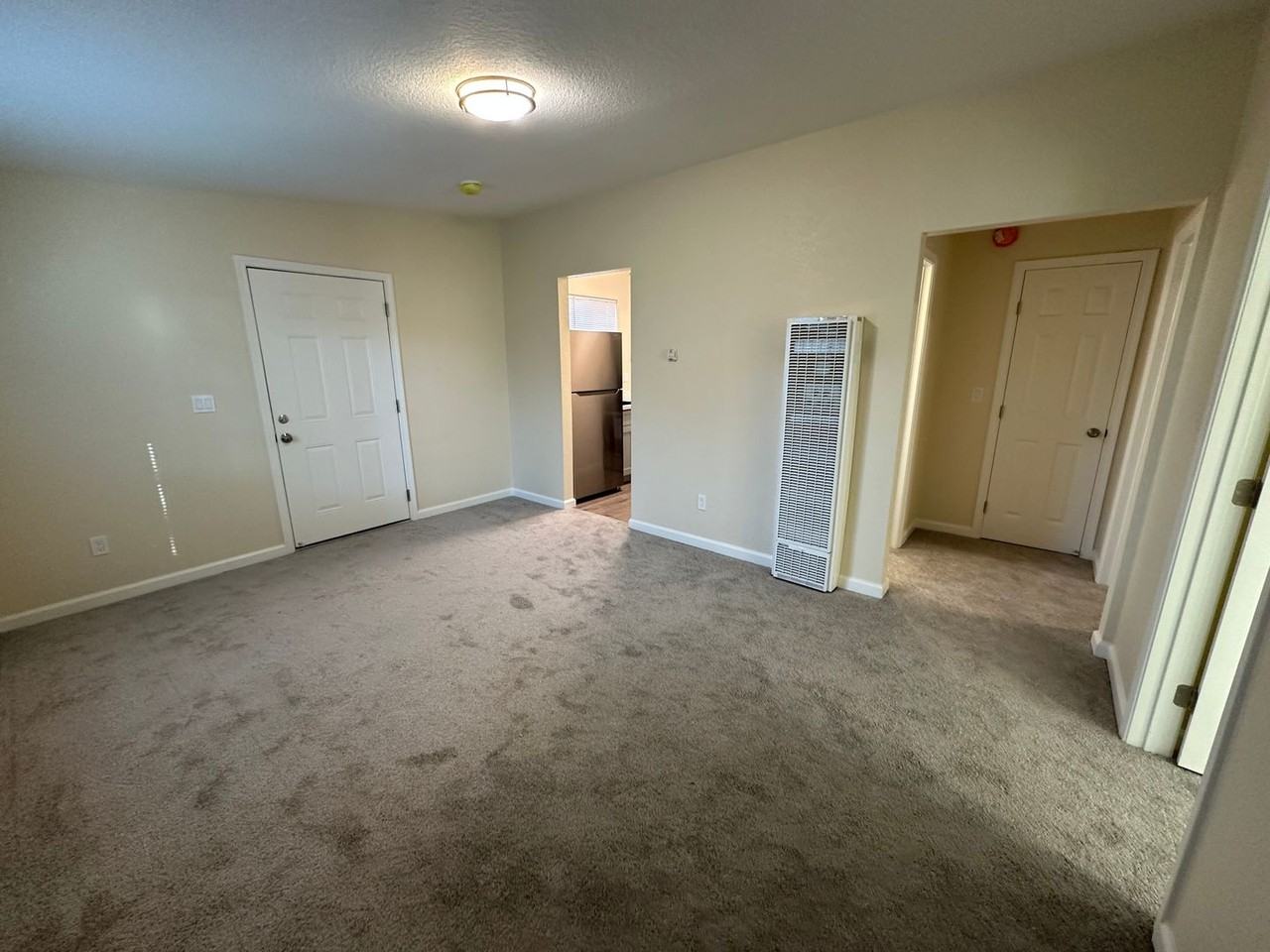 411 1/2 W 19th St - Photo 4 of 13