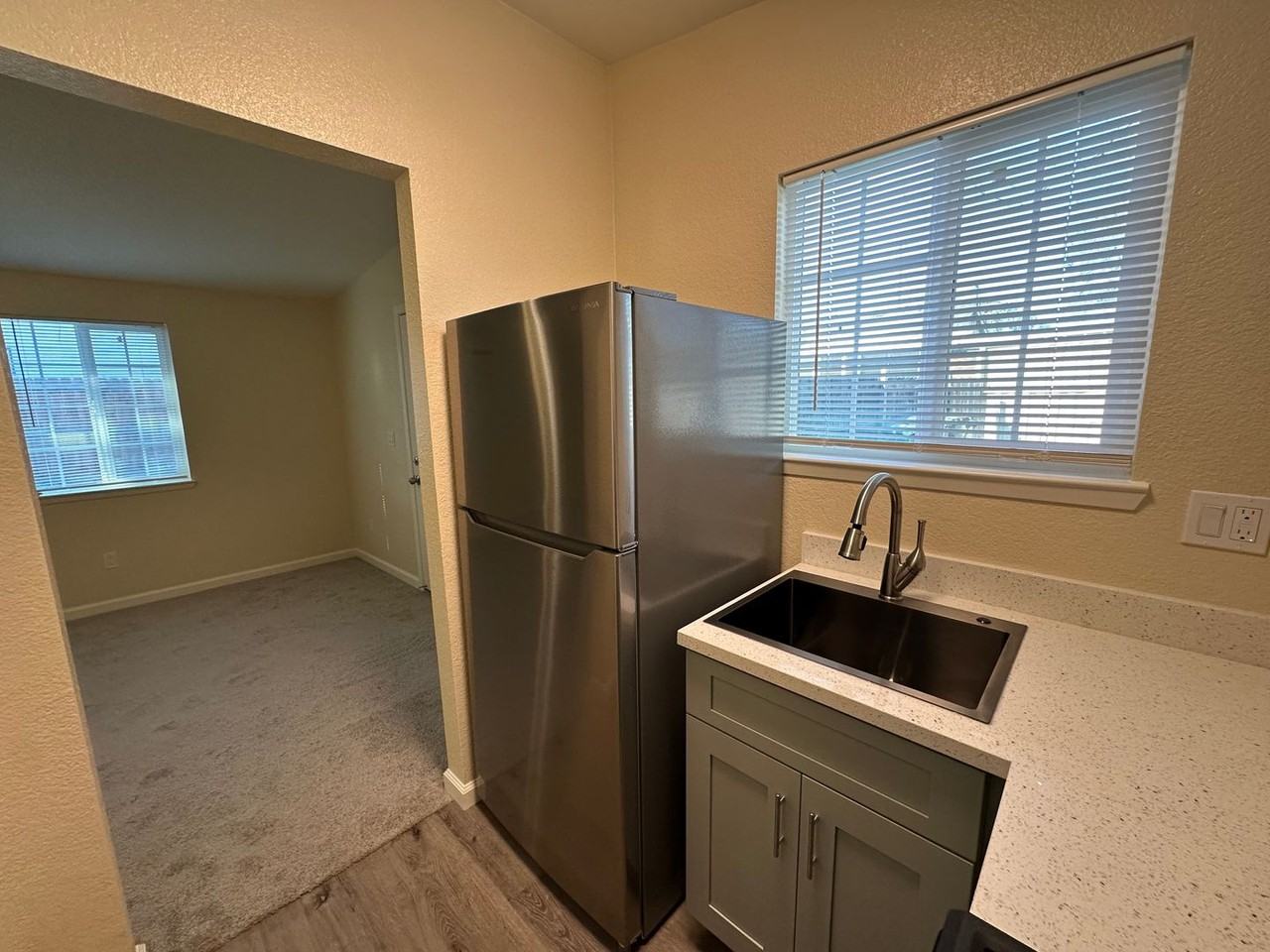 411 1/2 W 19th St - Photo 7 of 13