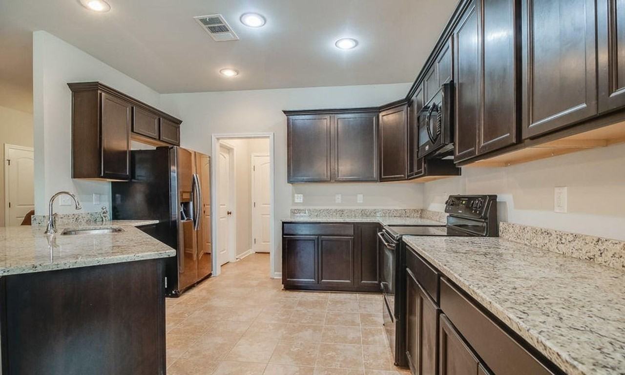 202 Gray Birch Loop - Photo 3 of 7