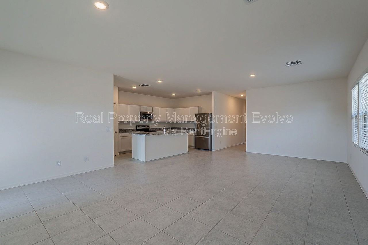 6450 W Magdalena Ln - Photo 4 of 33