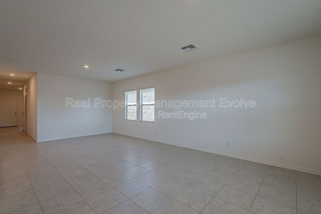 6450 W Magdalena Ln - Photo 6 of 33