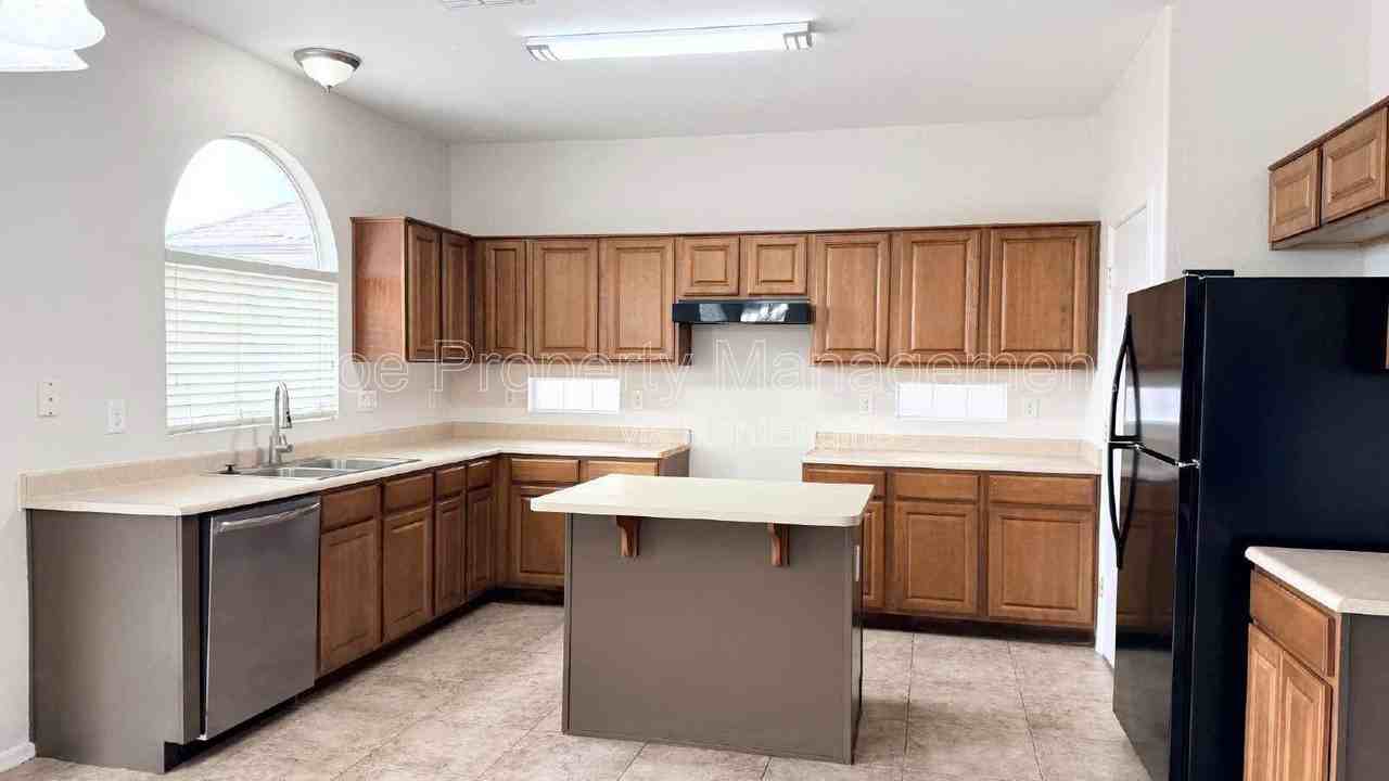 17364 N Marina Ave - Photo 2 of 20