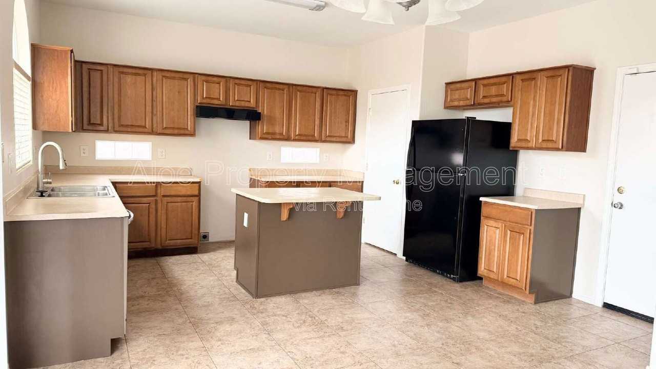 17364 N Marina Ave - Photo 5 of 20