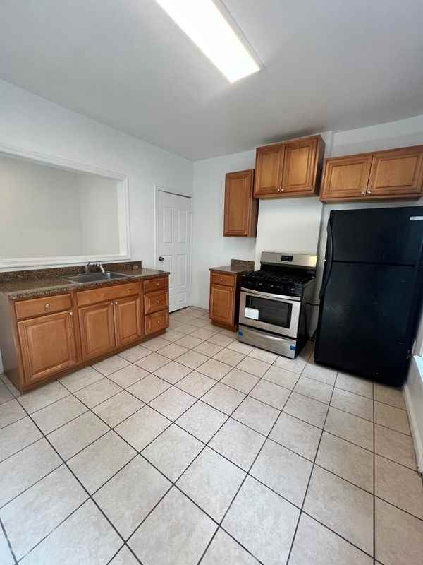 323 Collins Ave - Photo 4 of 19