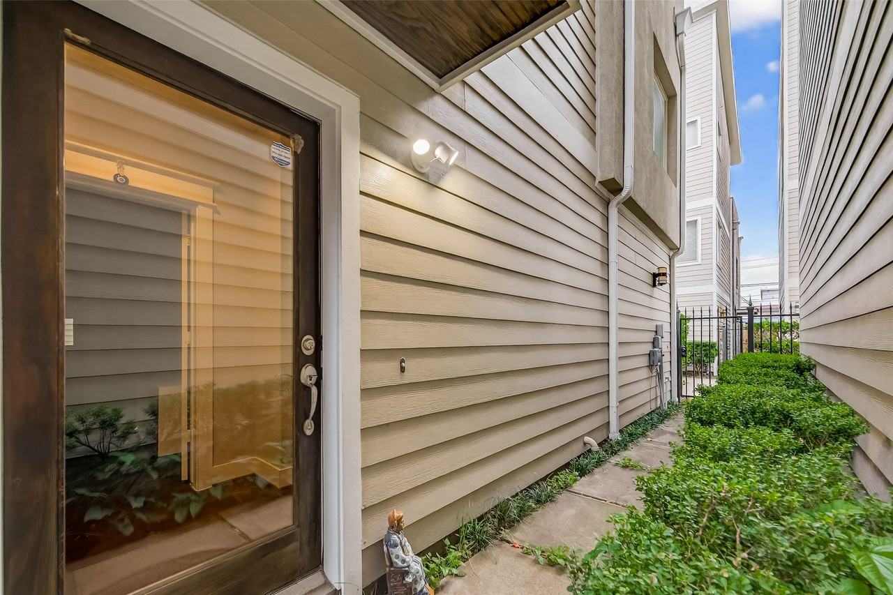 1510 Crockett St #1510B - Photo 4 of 32